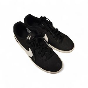Nike Men's Black Low-Top Sneakers with White Swoosh